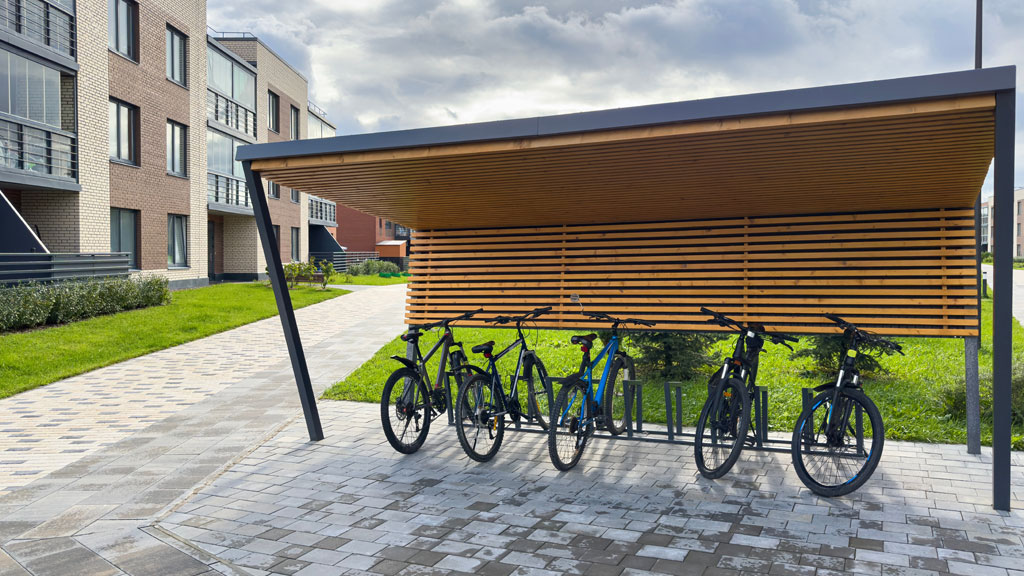 Abri vélo couvert dans un établissement scolaire avec plusieurs vélos rangés